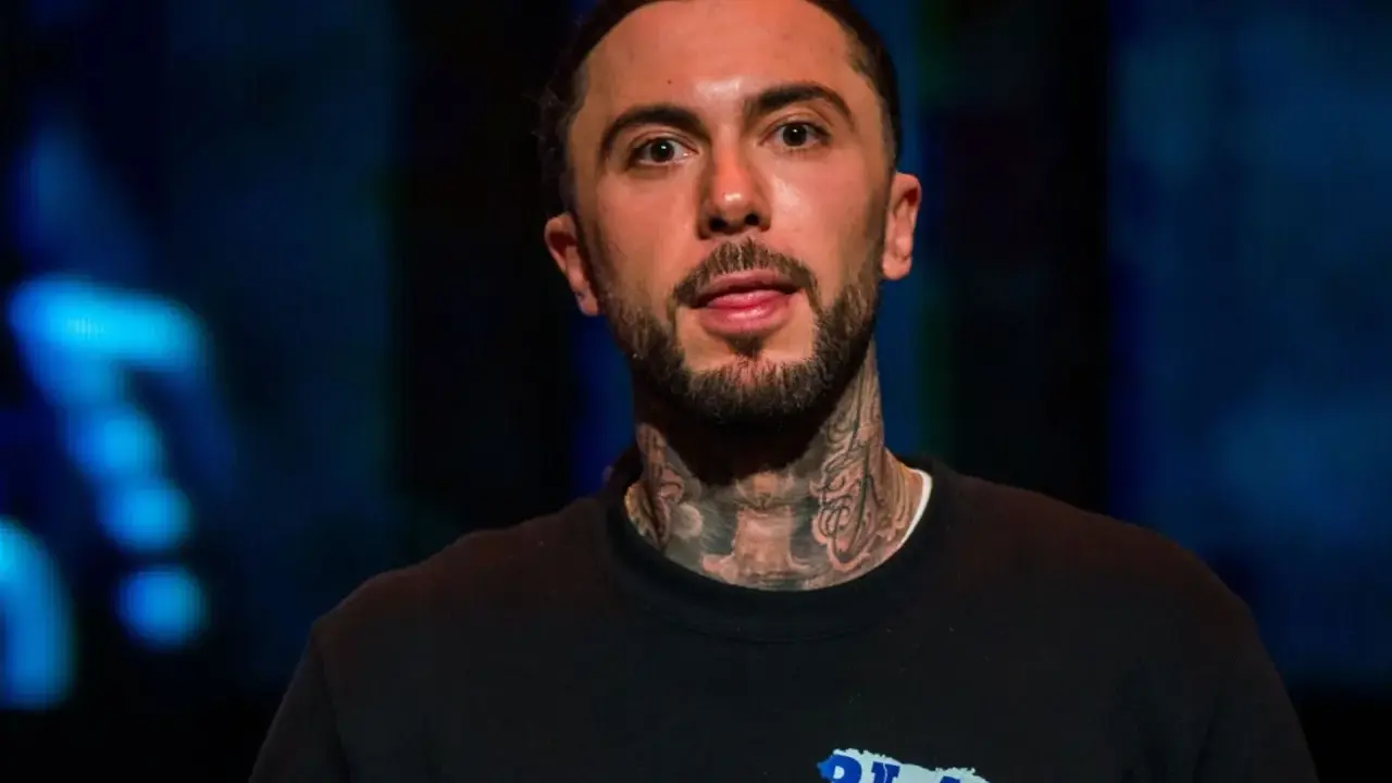 Malik Montana, mój brat, z tatuażami na szyi, w czarnej bluzie z napisem "PLAY".