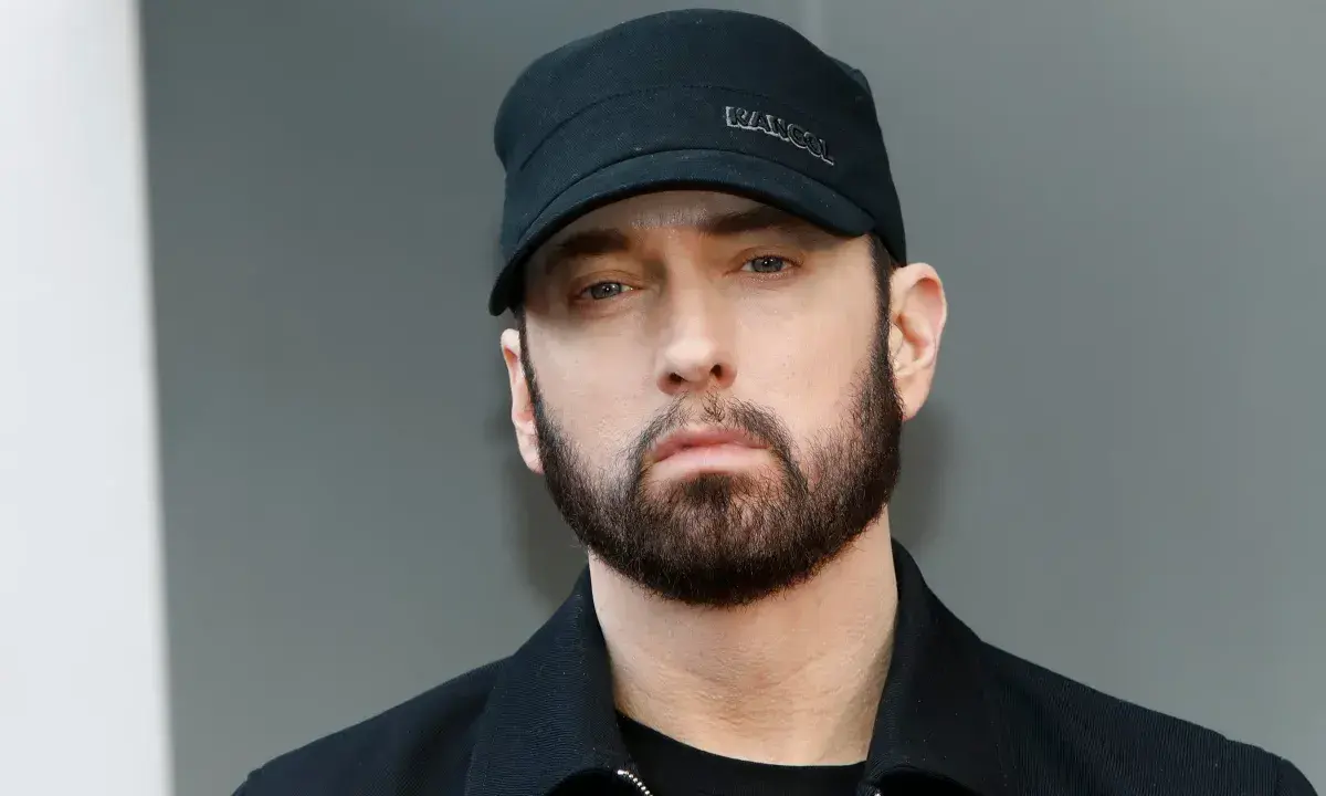 Eminem, znany z hitów jak "Lose Yourself", w czarnej czapce Kangol i z brodą.