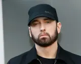 Eminem, znany z hitów jak "Lose Yourself", w czarnej czapce Kangol i z brodą.