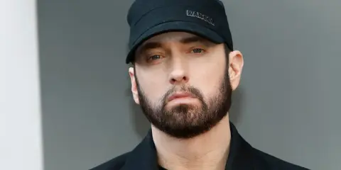 Eminem, znany z hitów jak "Lose Yourself", w czarnej czapce Kangol i z brodą.