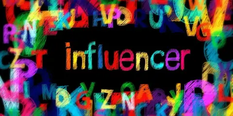 Kolorowe litery tworzą tło dla napisu "influencer". To jak zeamsone 5 influencerek tekst, pełen barw i przekazu.