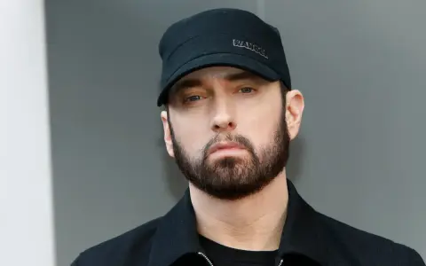 Eminem, znany z hitów jak "Lose Yourself", w czarnej czapce Kangol i z brodą.