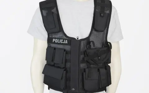 Czarna kamizelka taktyczna z napisem POLICJA, pełna kieszeni i przegródek, gotowa na każde zadanie.