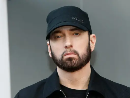 Eminem, znany z hitów jak "Lose Yourself", w czarnej czapce Kangol i z brodą.
