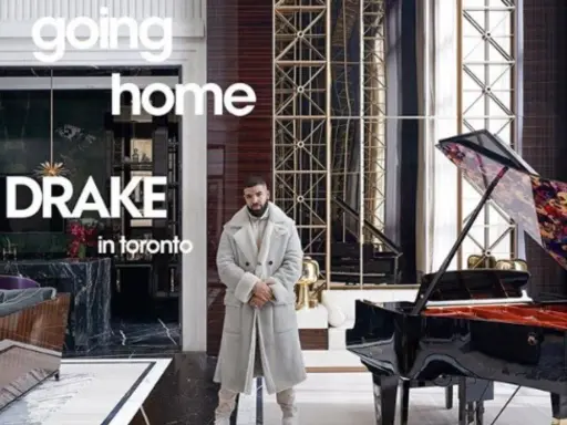 Drake w swoim luksusowym domu w Toronto, obok fortepianu.