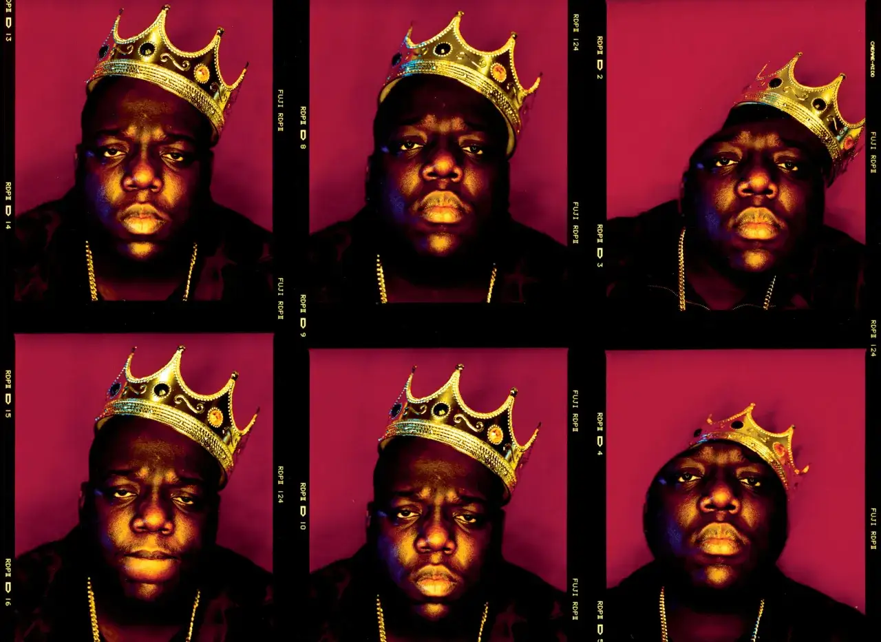 Biggie w koronie, symbol najpopularniejszych kawałk&oacute;w hip-hop. Kr&oacute;l rapu na sześciu ujęciach.