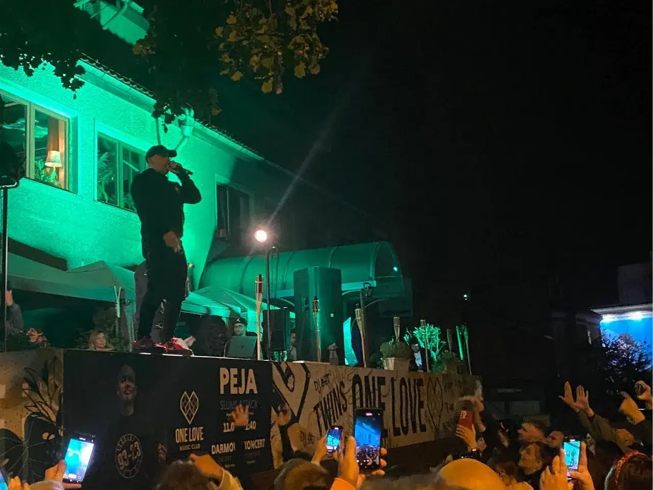 Peja na koncercie w Zielonej G&oacute;rze. Tłum ludzi z telefonami nagrywa występ rapera.