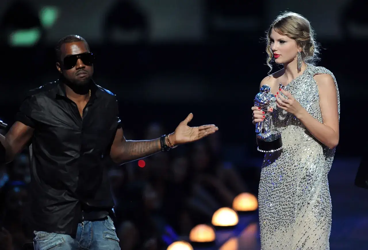 Kanye West przerywa przem&oacute;wienie Taylor Swift na gali MTV.