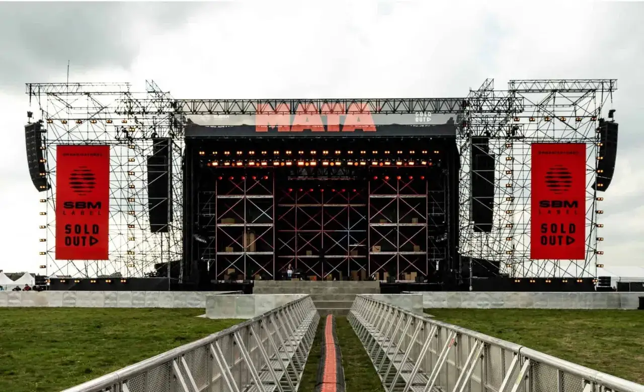 Ogromna scena festiwalowa z banerem SBM Label