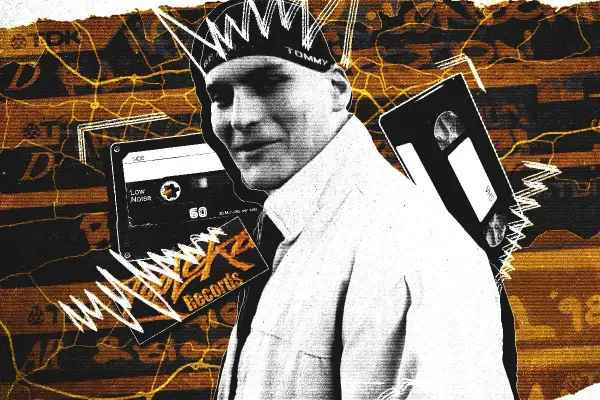 Krakowscy raperzy w retro klimacie. Kasety, VHS i logo wytwórni na tle miejskiej mapy.
